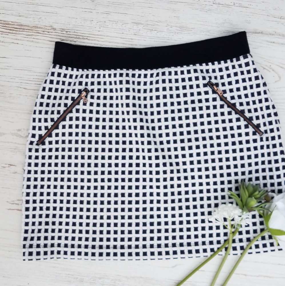 3/$20 🛍 Lou & Grey Checked Mini Skirt - Picture 1 of 3